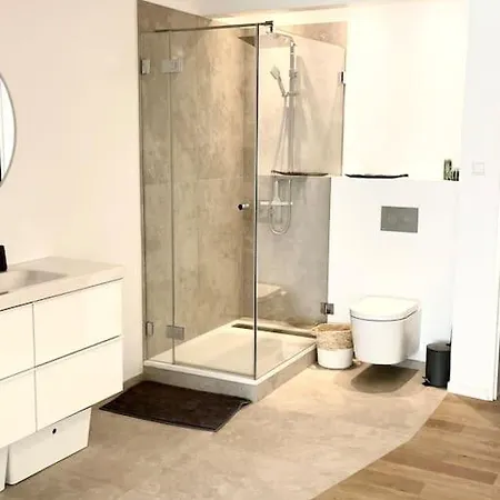 Modern Townhouse With Private Garden *
