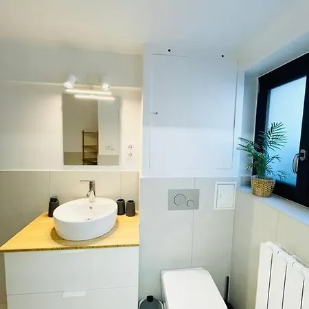 Modern Townhouse With Private Garden 아파트 디페르당주