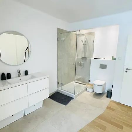아파트 Modern Townhouse With Private Garden 디페르당주