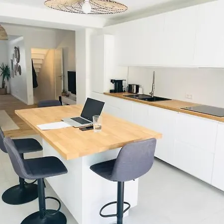 Modern Townhouse With Private Garden 디페르당주