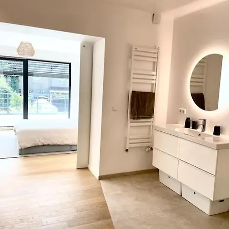 Modern Townhouse With Private Garden 아파트