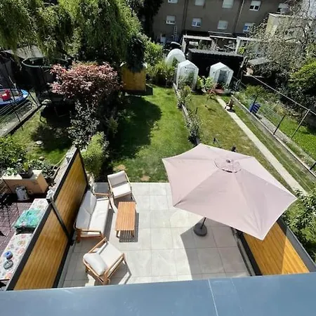 Modern Townhouse With Private Garden *