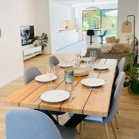 Modern Townhouse With Private Garden 디페르당주