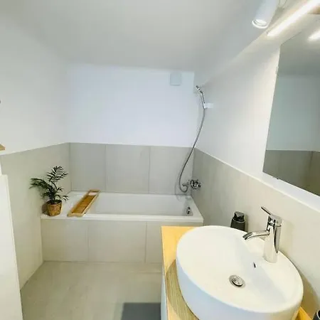Modern Townhouse With Private Garden 아파트 디페르당주