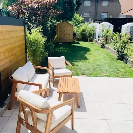 Modern Townhouse With Private Garden 아파트 *