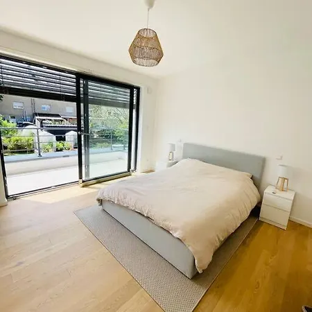 Modern Townhouse With Private Garden 아파트 디페르당주