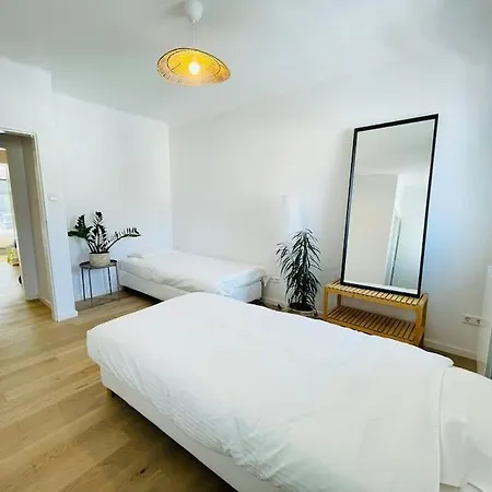 Modern Townhouse With Private Garden *
