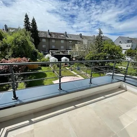 Modern Townhouse With Private Garden 아파트 디페르당주