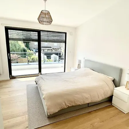 Modern Townhouse With Private Garden 아파트